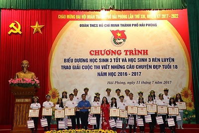 Chương trình biểu dương học sinh 3 tốt và học sinh 3 rèn luyện, trao giải cuộc thi viết 